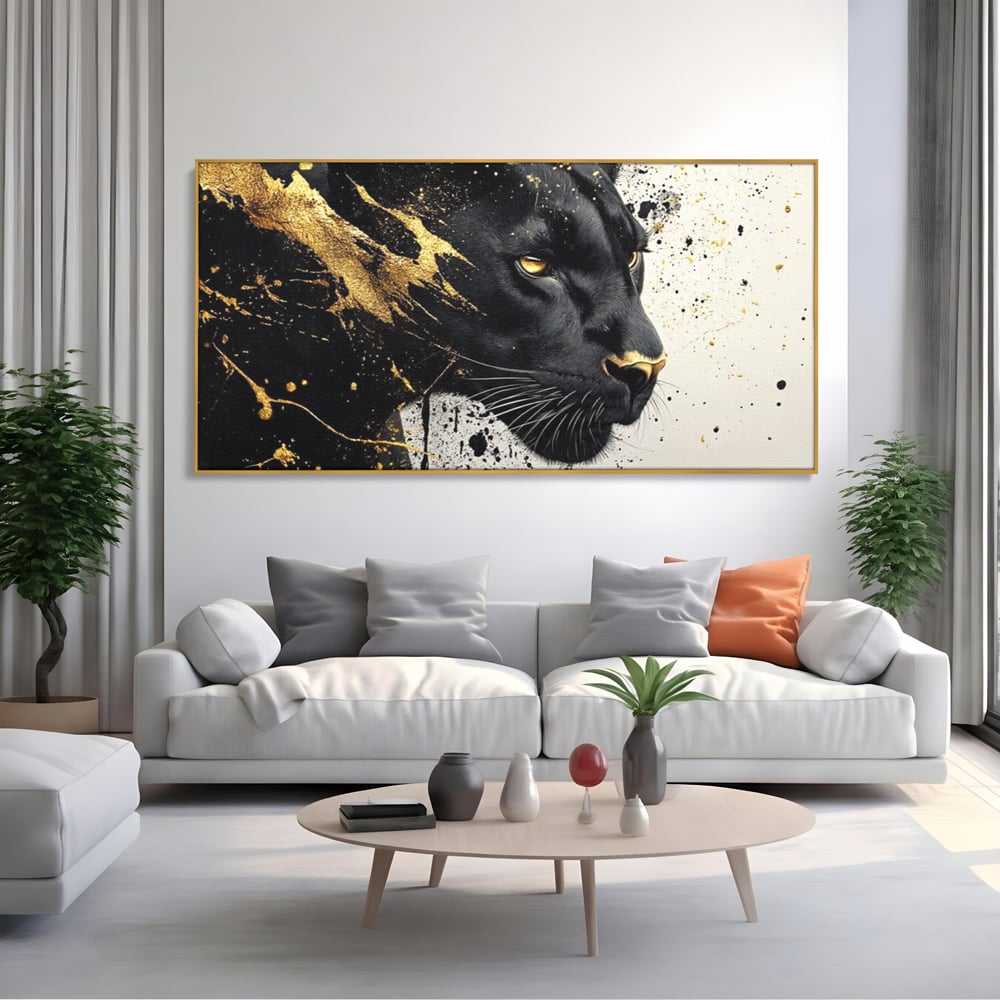 Tablou canvas cu tablou canvas cu pantera neagra si pete aurii, in rama de aluminiu auriu, pe perete intr-un living